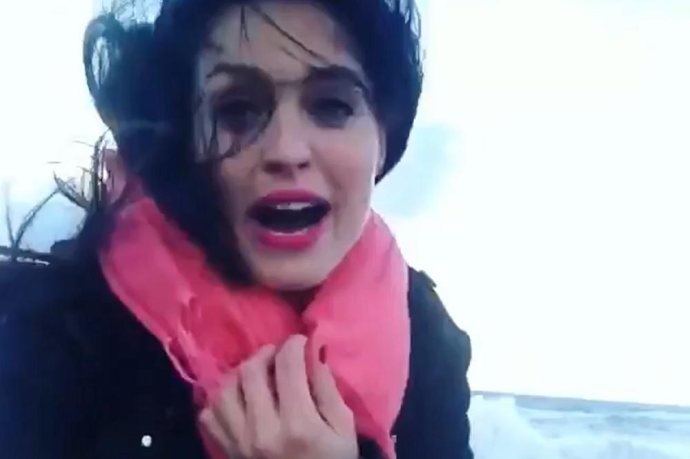 KSENIJA JE UPOZNALA DEČKA NA MORU: Nakon nekoliko pića završila u hotelskoj SOBI, a onda su UPALI na vrata!