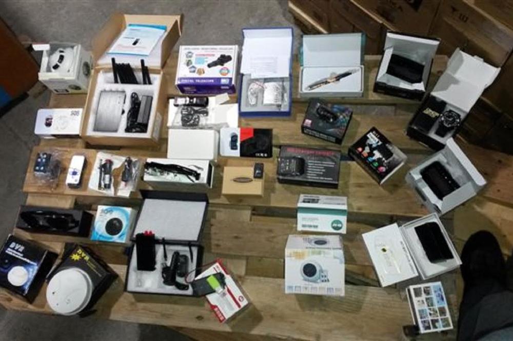Carinici zaplenili uređaje za tajno snimanje i prisluškivanje u vrednosti od 10.000 dolara! (FOTO)