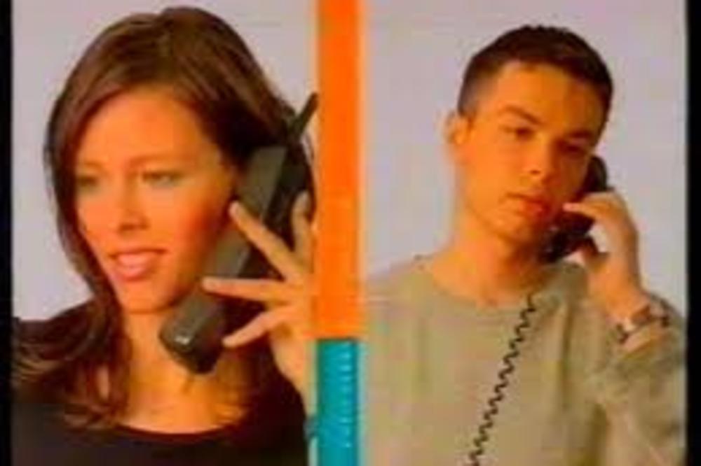 Pali brate, narodnjaci su zakon! Ne, RnR je način života! A dvoje su se tako smuvali... Ako se sećate ovoga znači da ste MATORI! (VIDEO)