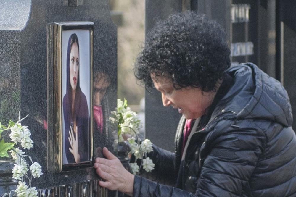 ISPOVEST KSENIJINOG UJAKA: Njena majka ne može da ode iz Srbije, ne odvaja se od njenog groba!