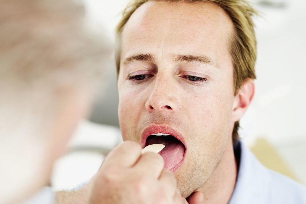 8 SKRIVENIH SIMPTOMA RAKA GRLA: Ovo su znaci za uzbunu - prepoznajte na vreme!