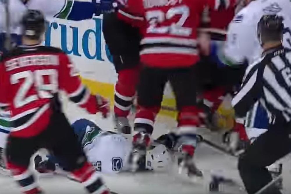 Dobio je brutalan udarac i pao u nesvest, a onda su ga ostali umalo iskasapili dok su se tukli! (VIDEO)