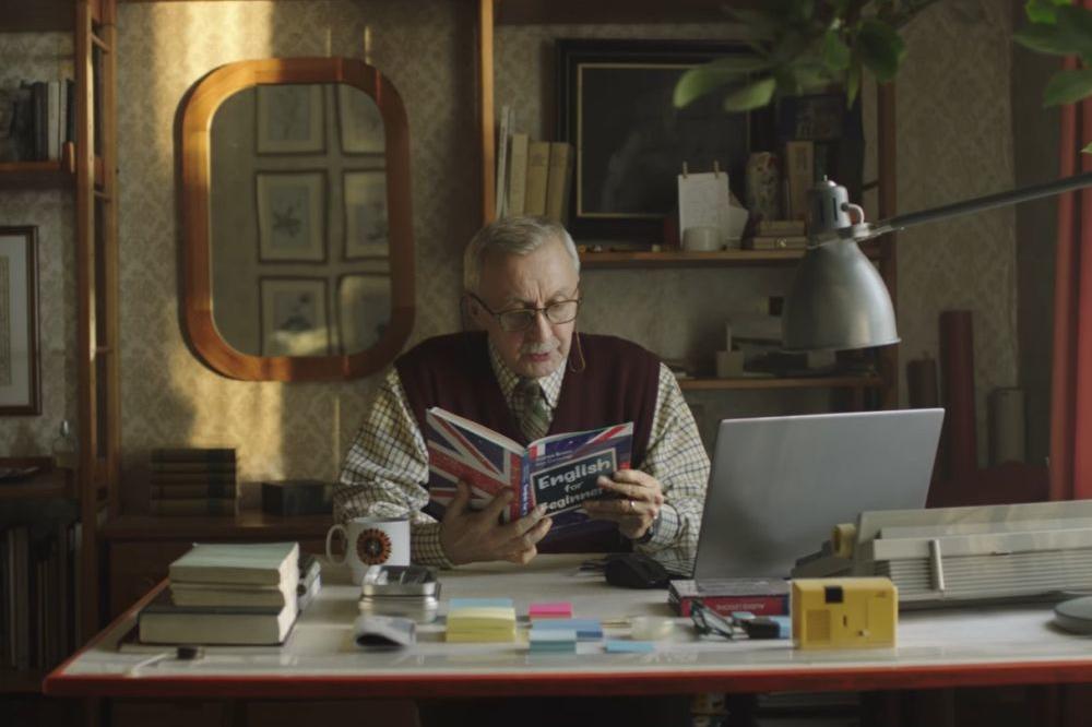 ENGLISH FOR BEGINNERS: Ovaj deka ima veoma lep razlog da UČI ENGLESKI POD STARE DANE! (VIDEO)