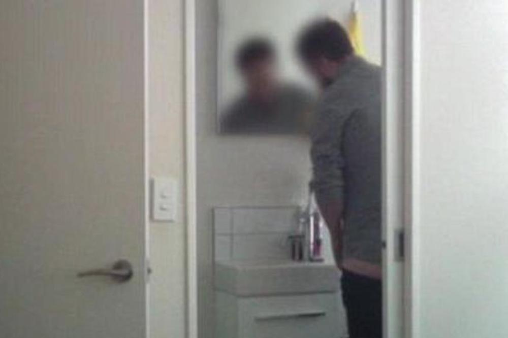 Četkica u gaće i drljaj: Postavili su kameru u WC i otkrili šta njohov cimer radi! (VIDEO)