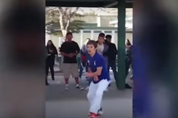 Dečak vitlao noževima pred školom, policajac pucao u njega! (UZNEMIRUJUĆI VIDEO)