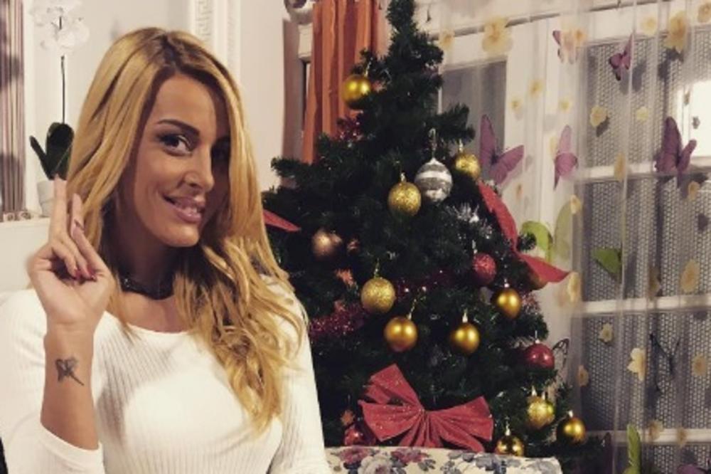 Ona je jezivo SEKSI voditeljka i bivša je žena glumca: Na koga je nasledila izgled, pa na majku razume se! (FOTO)