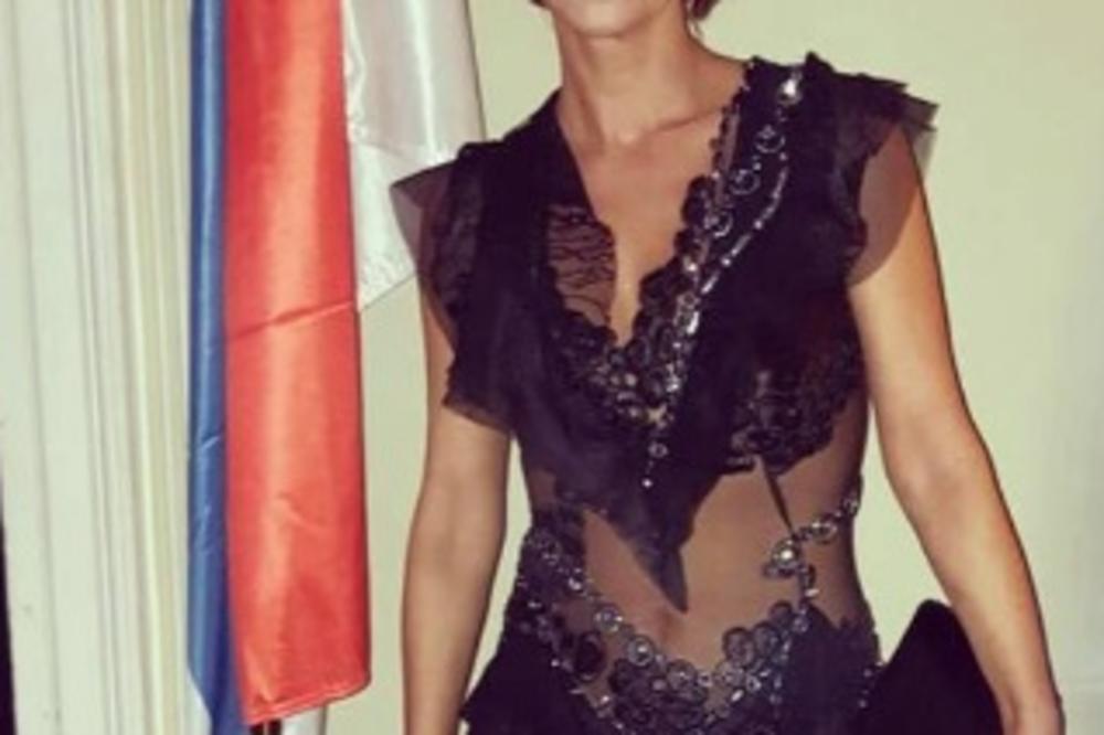 U 100 evra da je ovakvu NIKADA niste videli! Naša voditeljka u  providnoj haljini na pragu 6. decenije izgleda kao BOMBA!