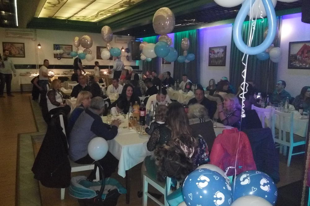 Opaaaaaaaaaa, veselo! Poznati pevač slavio rođenje sina, a MI SMO GA POCEPALI! (VIDEO)