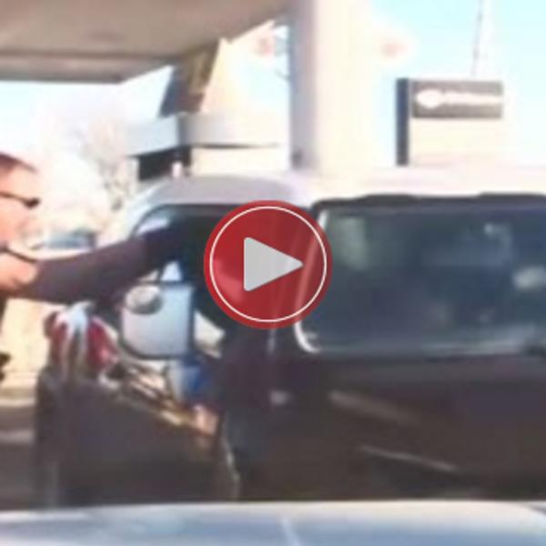 Hteo je da ukrade kola, ALI SU NAIŠLI PANDURI! (VIDEO)