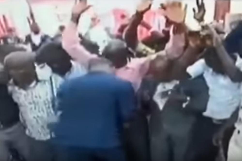 Koliko je ovo BOLESNO? Sveštenik masažom povećava penis! Sve što je potrebno je da vam - protrese! (VIDEO)