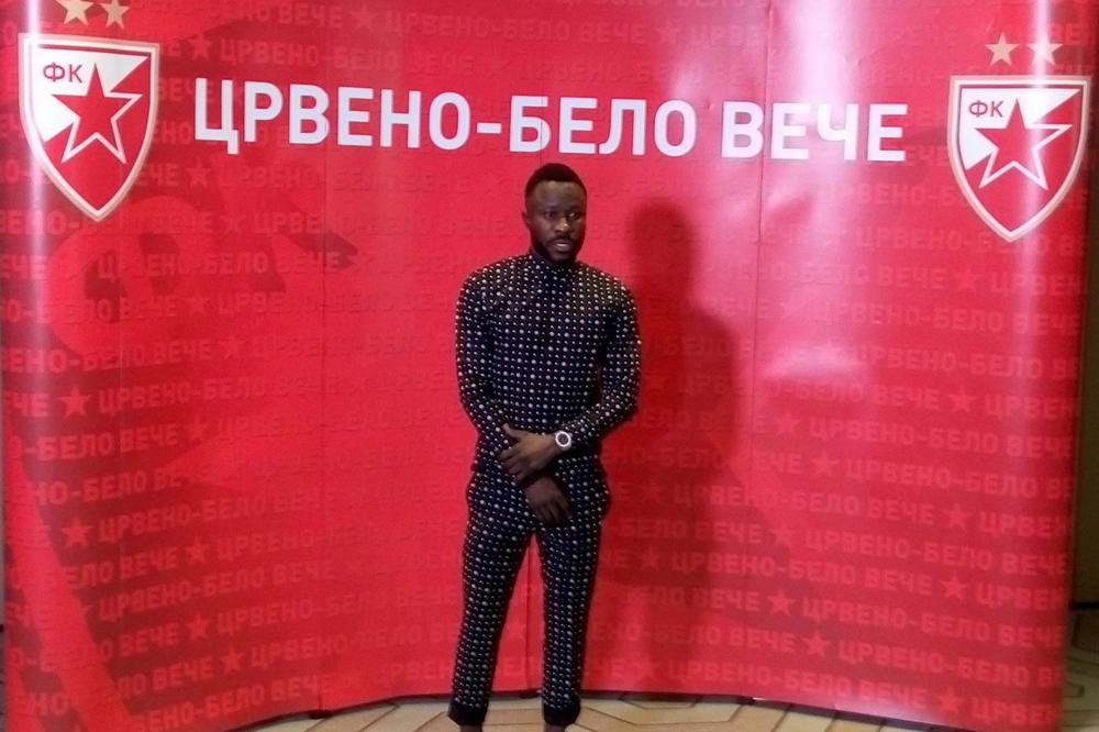 JE L' TE TO KANGA OBUKAO?! Gabonac postao stilista saigraču iz Zvezde! Njegov ekscentrični stajling je hit! (FOTO)