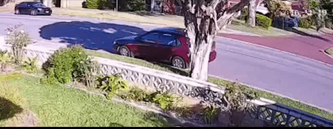 Ono kad pijani penzos uđe u kola...Rikverc i kosi sve pred sobom! (VIDEO)