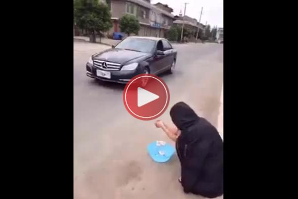 ZASTAO JE DA POMOGNE PROSJAKINJI, a onda je ostao bez svega što ima! (VIDEO)