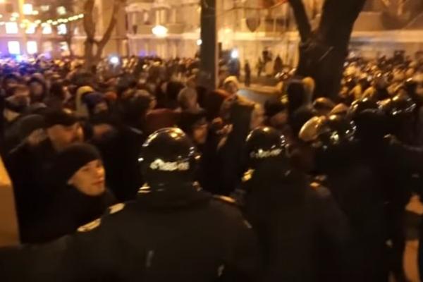PRESELA IM UKRAJINA: Sačekuša ukrajinskih huligana za navijače Junajteda! (VIDEO)