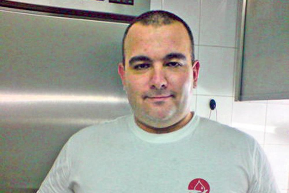 NEĆU NEMCIMA DA SE SMEŠKAM DOK PEVAJU NACI PESME, USRED BEOGRADA! PRE ĆU UMRETI OD GLADI: Ispovest kuvara koji je ostao bez posla! (FOTO)