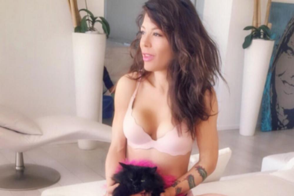 Pravila selfi gola u sobi, a onda je usledio šok! Sa strane je slikaju MAJKA I OČUH! Da, dobro ste pročitali! (FOTO)