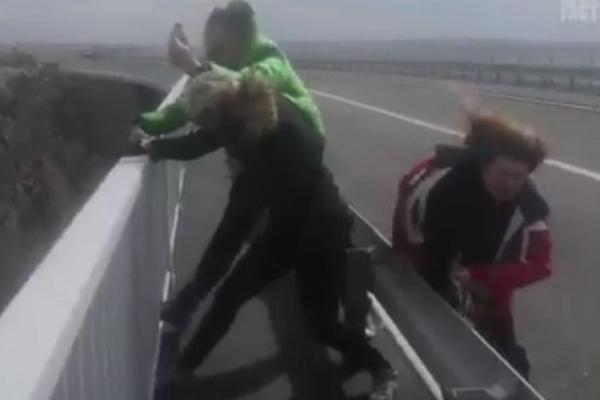 KAD UDARI PO MOSTU, SPASAVAJ SE KO MOŽE, DRŽI SE ZA OGRADU! Ovakvu oluju još niste videli! (VIDEO)