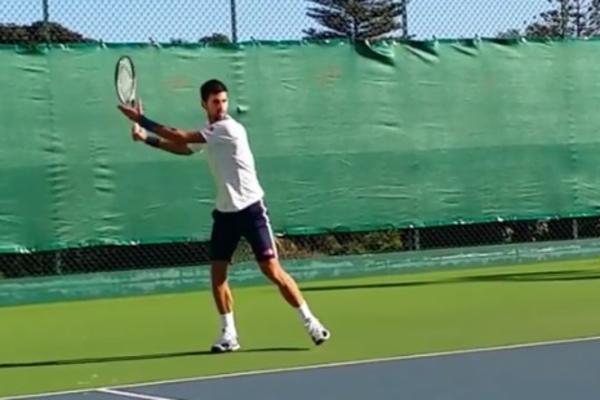 Posle stresnog kraja sezone, Novak Đoković ponovo uživa u tenisu! (VIDEO)