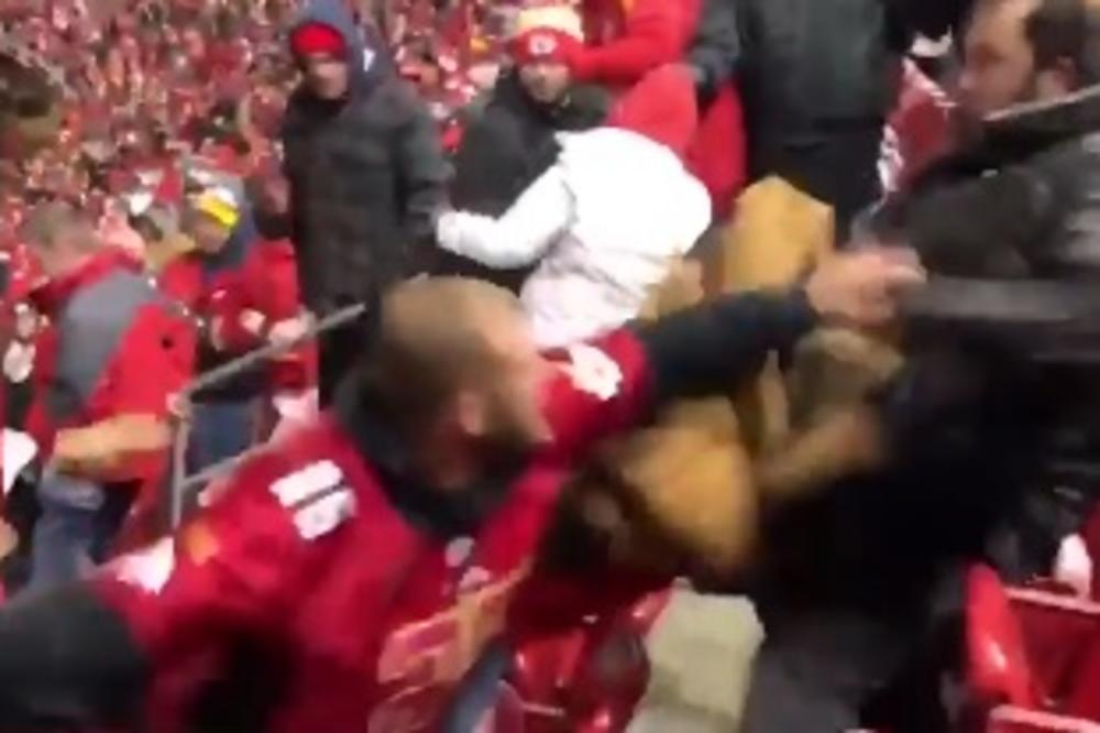 Umesto da jedu hot-dog, oni se makljaju: Tuča na tribinama NFL-a na kojoj bi svaki ultras pozavideo! (VIDEO)