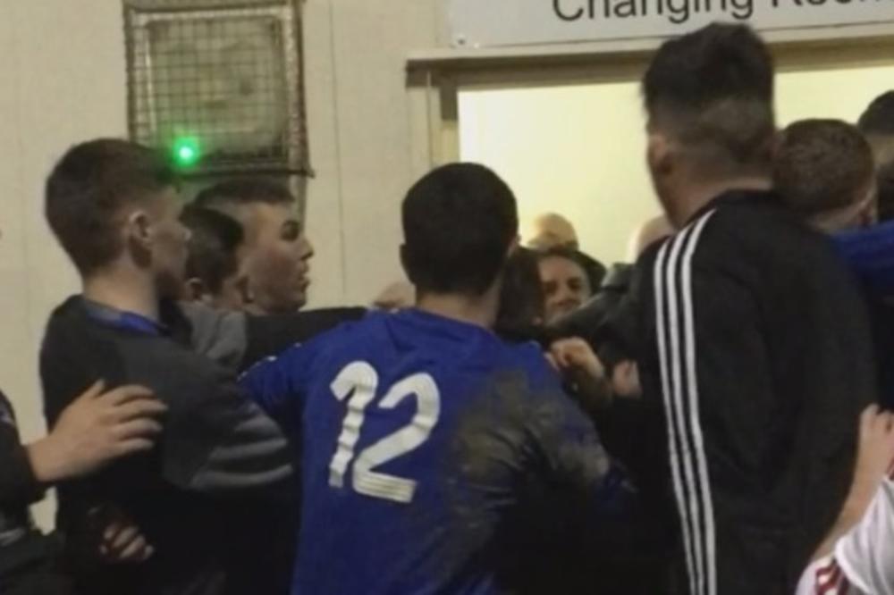 TOTALNI HAOS: Domaći igrači krenuli da biju goste u svlačionici, trener odmah otpušten! (VIDEO)