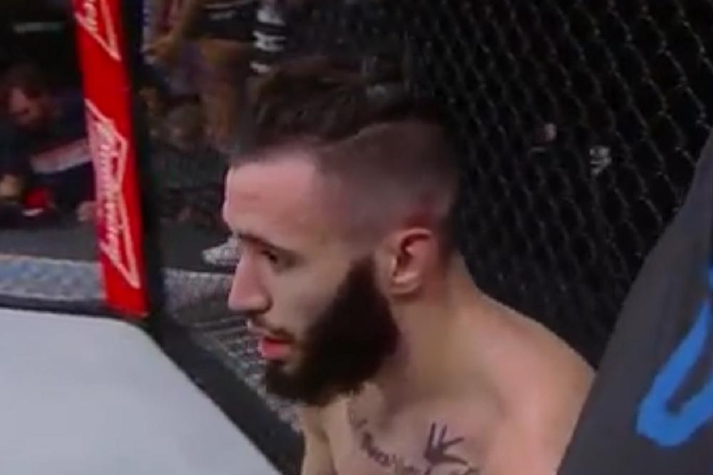 Da li nas neko zeza? MMA borcu smetala kosa, ošišao se između rundi, a onda pobedio! (VIDEO)