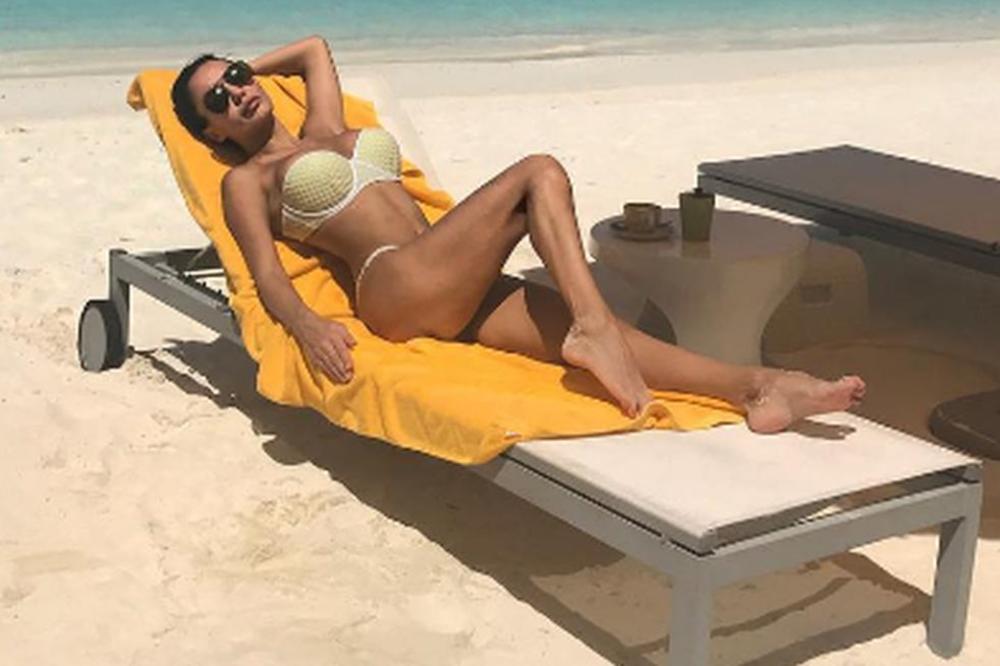 Poskidale se! Preznojićete se zbog prezgodne voditeljke u bikiniju, a s kumom je duplo vrelo! (FOTO)