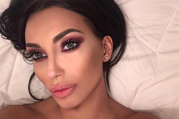 Mislite da je na slici Soraja! E, pa u velikoj ste zabludi jer je to poznata pevačica koja ne liči na sebe! (FOTO)