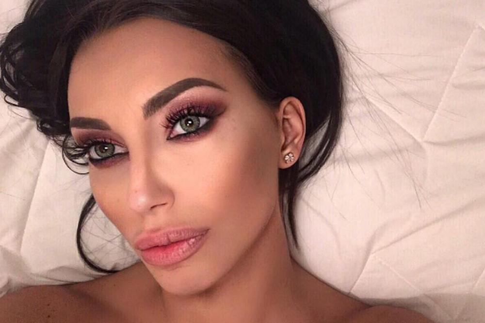 Mislite da je na slici Soraja! E, pa u velikoj ste zabludi jer je to poznata pevačica koja ne liči na sebe! (FOTO)