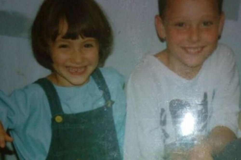 Nekada slatka mala devojčica, a danas opasna mačka sa OGROMNIM grudima za kojom svi muškarci lude! (FOTO)