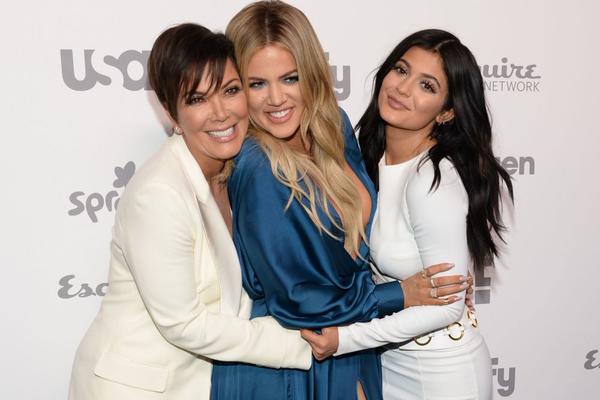 SVE DEVOJKE NA PLAŽI ĆE IMATI OVAKAV KUPAĆI! Kardašijanke lansirale NOVI TREND, da li biste obukli OVO? (FOTO)