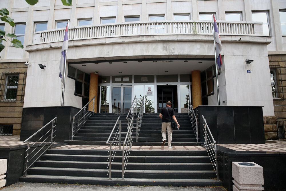 Specijlani sud  od dve do četiri i po godine bio osudio Milljka Živojinovića koji je bio stečajni upravnik GO Rad  