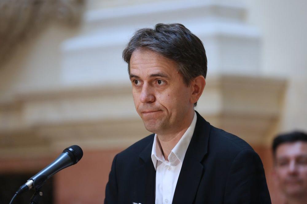 PUKLA TIKVA? Radulovića otkačilo troje poslanika!