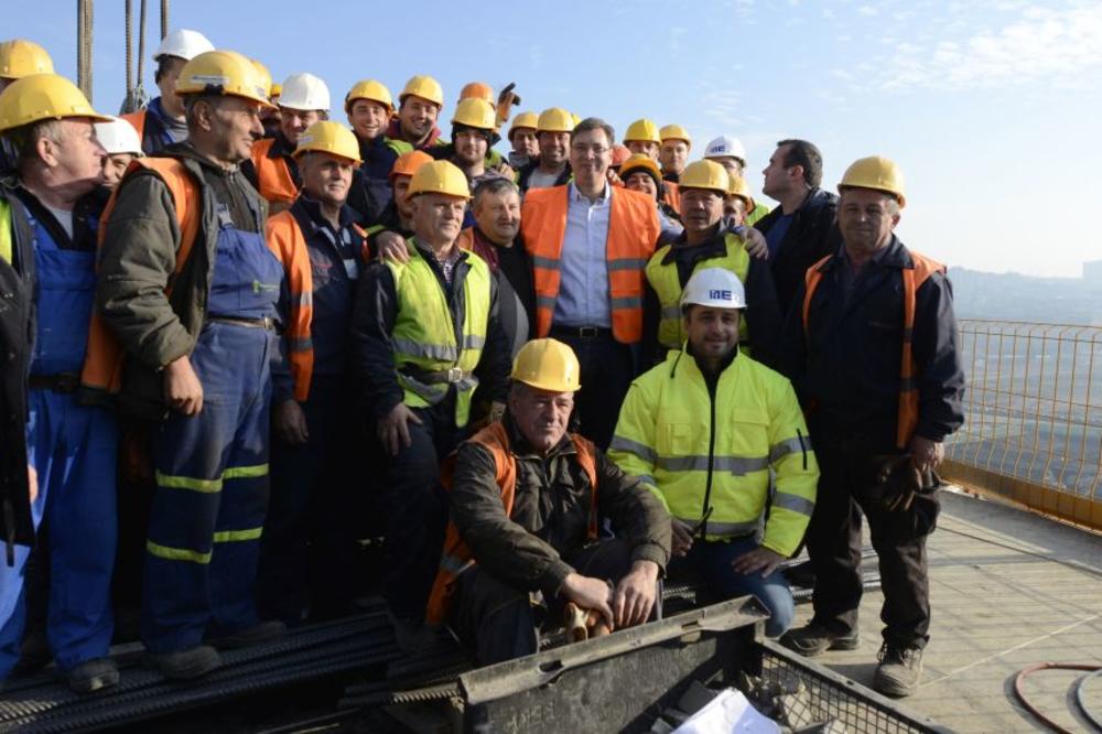 VUČIĆ OBIŠAO BEOGRAD NA VODI: Popeo se na 10. sprat kule i rekao... (FOTO)