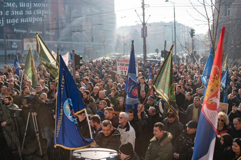 Sindikati vojske i policije džabe protestovali! Vučić im poručio: Možete da pretite, ali para nema!