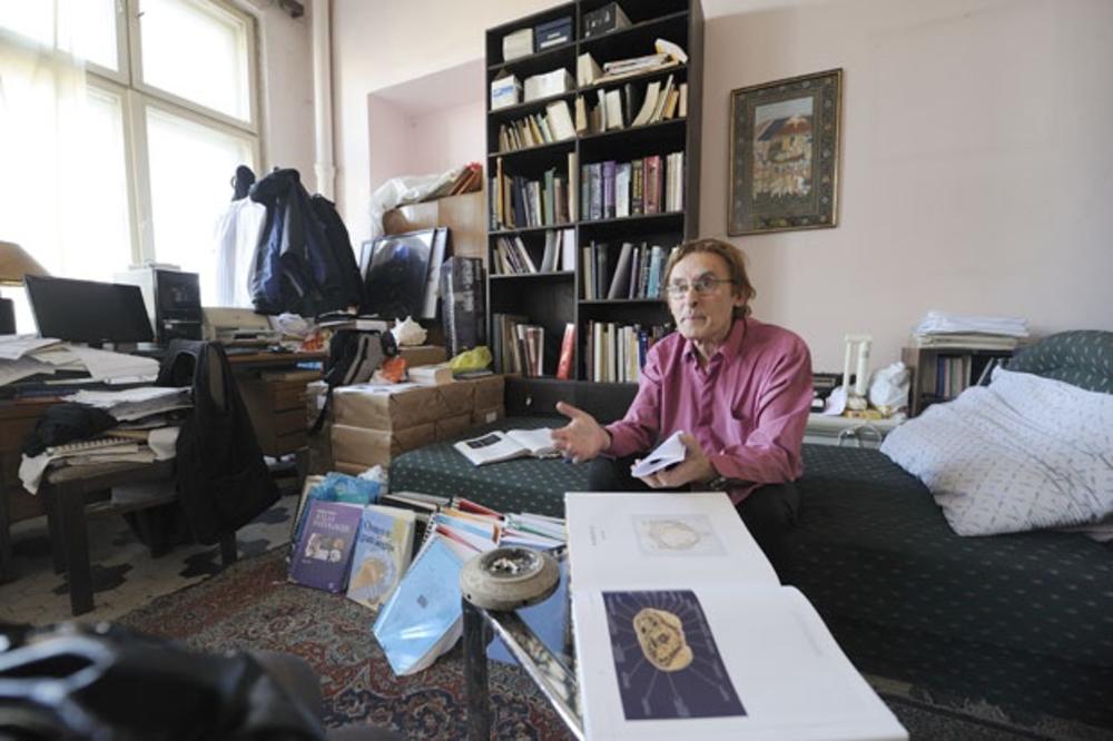 SRBIJO STIDI SE: Doktor nauka  a BESKUĆNIK! Krov nad glavom našao na fakultetu! (FOTO)