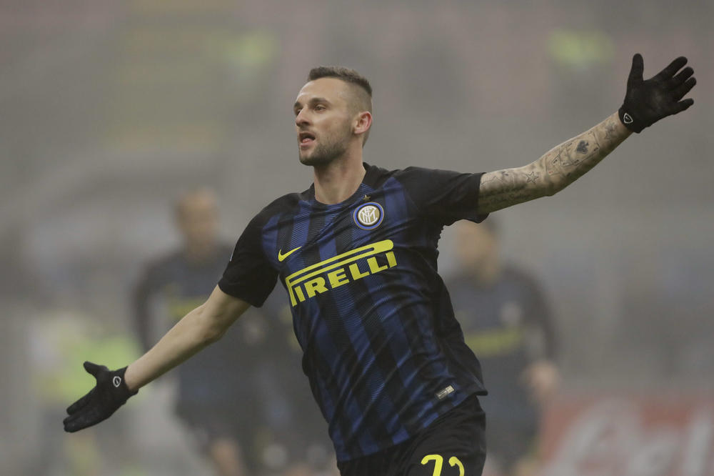 HRVAT PIJAN PROLETEO NA CRVENO U AUTU OD NEKOLIKO STOTINA HILJADA EVRA: Policija ga odmah presrela!