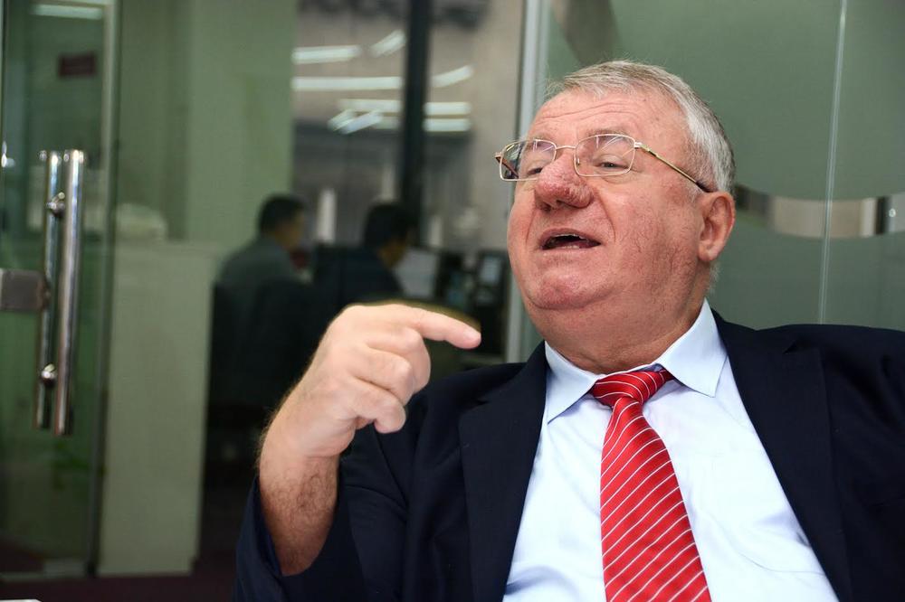 NAJBLIŽI SU MI UMRLI DOK SAM TAMO, ALI BIH BIO NESREĆAN DA NISAM OTIŠAO: Šešelj posle 14 godina o odlasku u Hag!