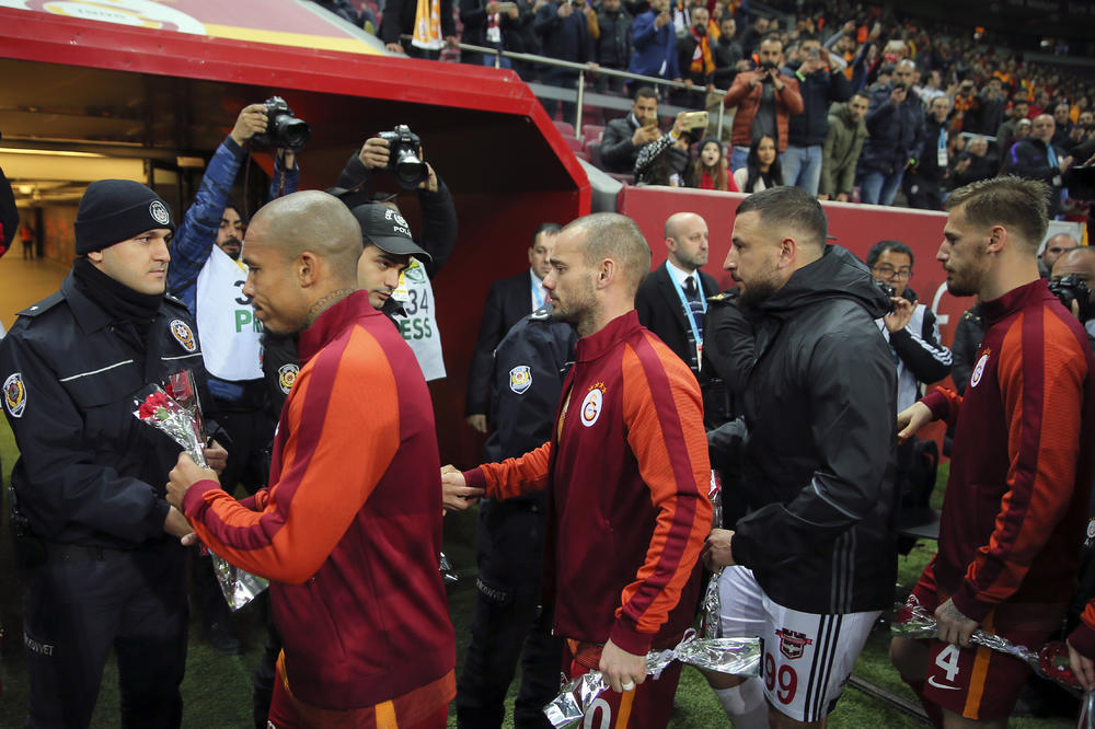 TERORIZAM IH UJEDINIO: Fudbaler Galate slavio gol i grlio policajce u čast poginulih! (VIDEO) (FOTO)