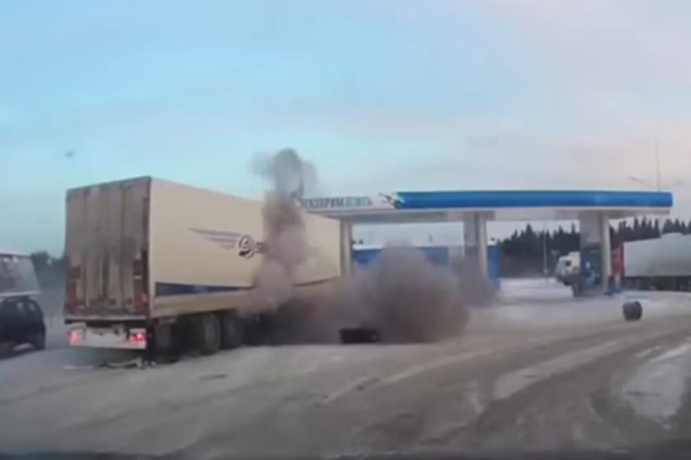 Hteo je samo da parkira kamion na bezinskoj pumpi, a onda je usledila STRAVIČNA EKSPLOZIJA! (VIDEO)