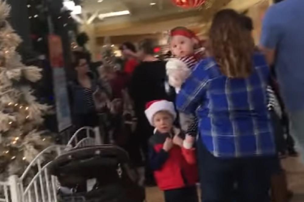 RODITELJI NAPALI SVEŠTENIKA dok je njihovoj deci govorio kako DEDA MRAZ NE POSTOJI! (VIDEO)