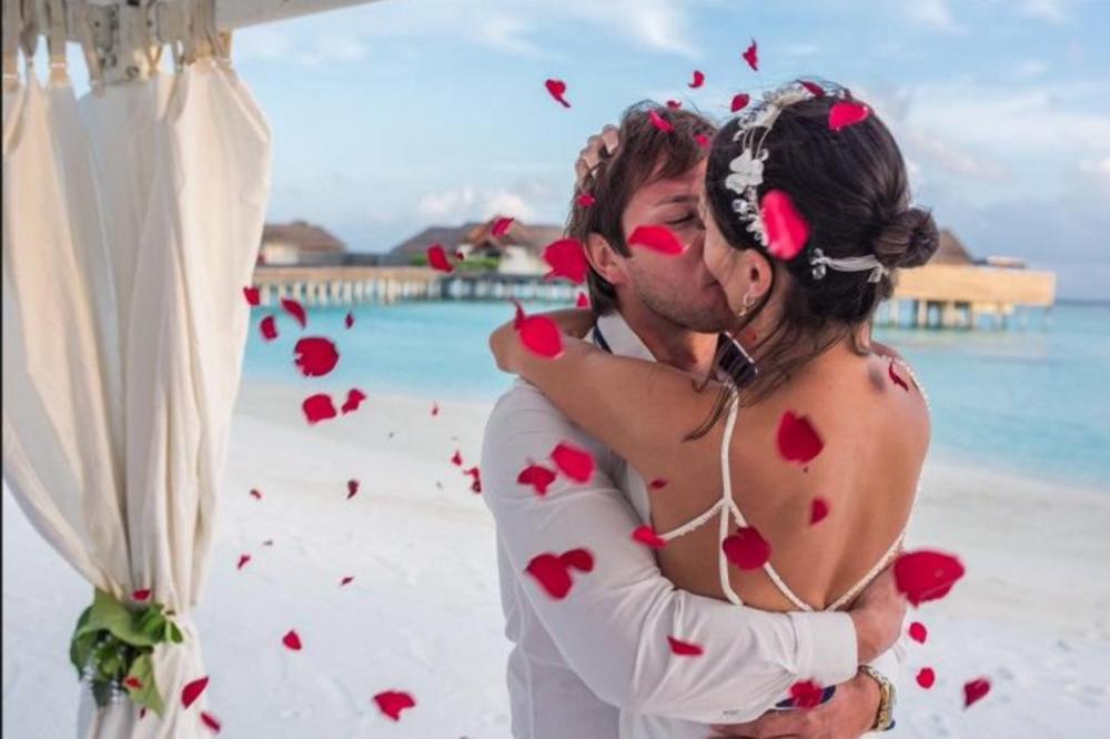 Najlepše venčanje koje smo ikada videli! Najsexy voditeljka TV Pink se udala na Maldivima na plaži! Venčanica, odelo, ali i oltar su hit! (FOTO)