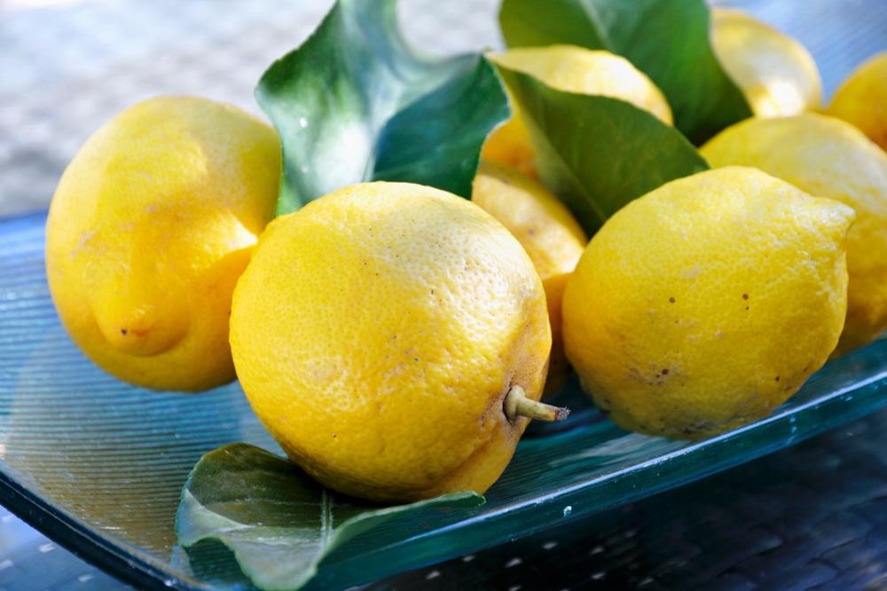 Šta će vam se dogoditi ako svake noći spavate s posoljenim limunom pored glave? (FOTO)