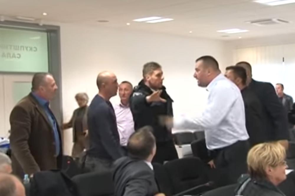 TUČA DODIKOVIH I ŠEŠELJEVIH LJUDI: Žestoka frka u Bileći! (VIDEO)