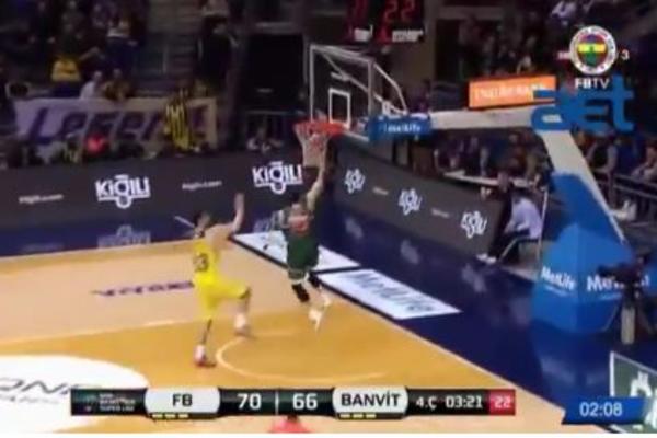 Stigao ga preko celog terena i zalepio mu rampu: Kalinić u jednom potezu pokazao šta znači srpski inat! (VIDEO)