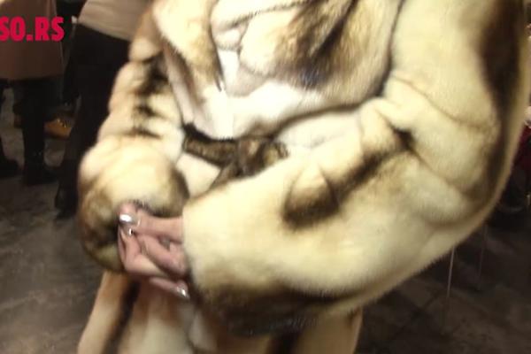 Opa, kakav nerc! Ova pevačica se pojavila u VRHUNSKOJ BUNDI! Ostali mogu samo da joj zavide! (VIDEO)