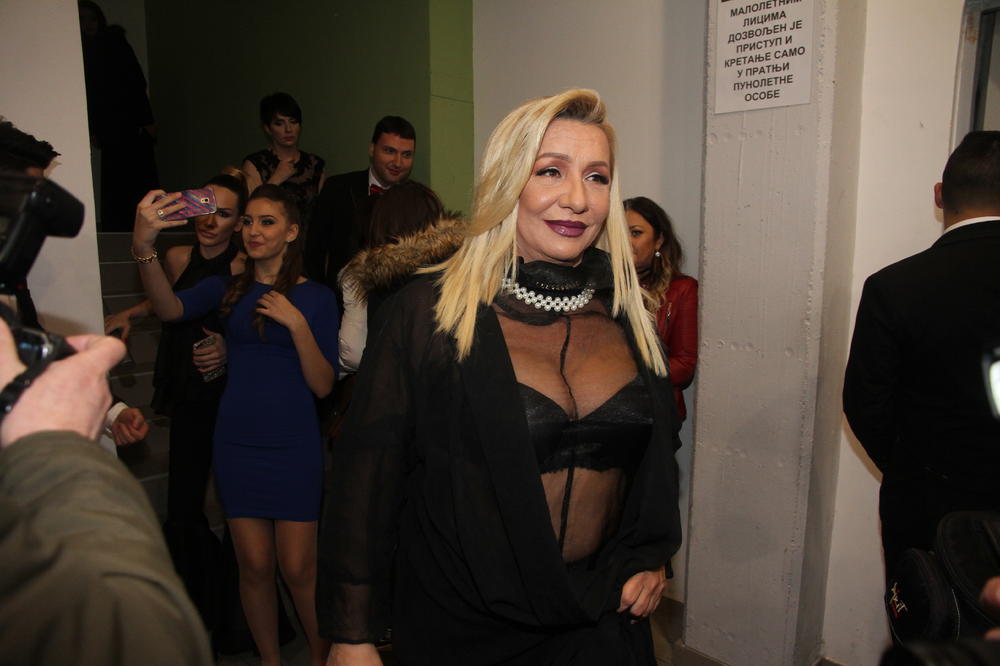 Nikolija ne zna šta će! Vesna Zmijanac ZBOG UNUKE HITNO otkazala sve nastupe! (FOTO)