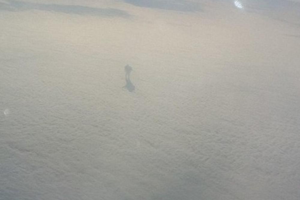 PLANETA U ŠOKU: Ceo avion gledao kako čovek HODA PO OBLACIMA!? (VIDEO)