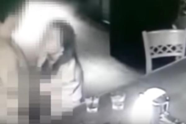 STIDA BEZ: U punom kafiću sagnula se i počela! Baš je to što ste pomislili! (FOTO) (VIDEO 18+)