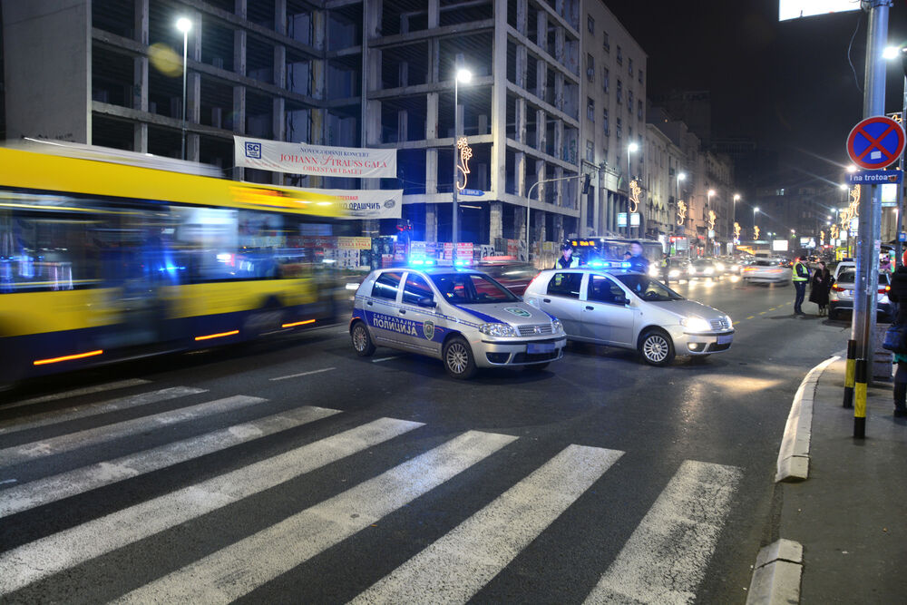 Građani razbijali vrata da oslobode vozača autobusa, udarali i rukama i nogama: Detalji nesreće na Brankovom mostu!