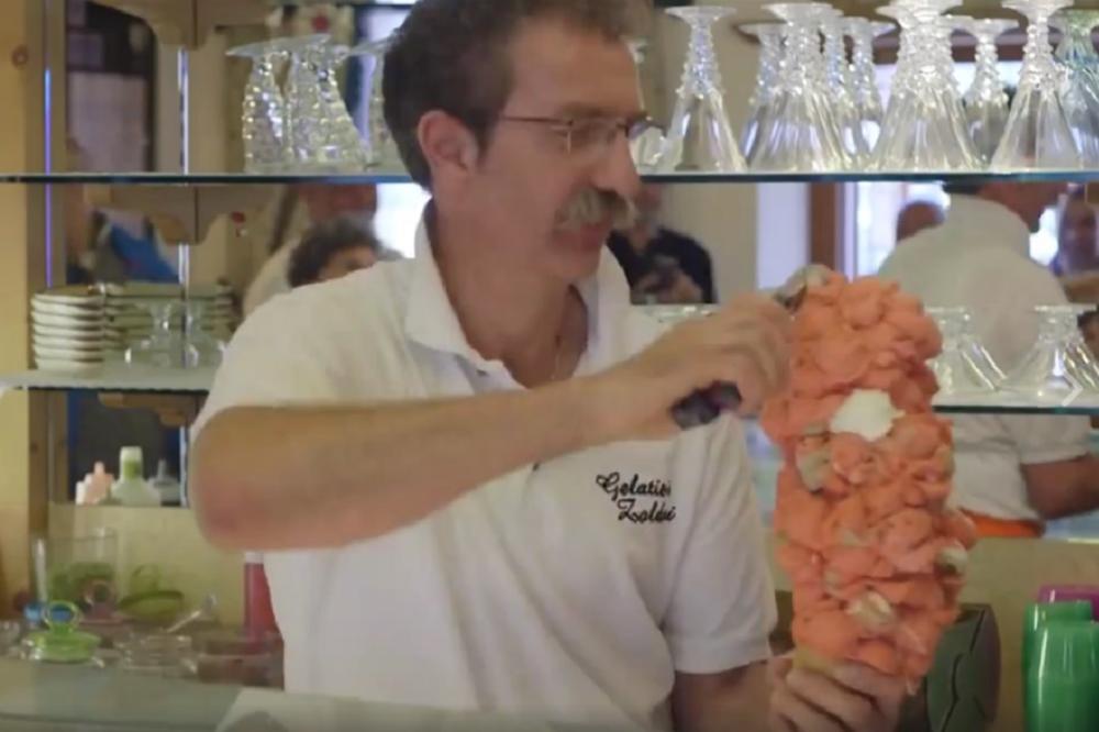 Koliko KUGLI može da stane u jedan kornet? NEĆETE VEROVATI koliko ovaj majstor može da ih naslaže! (VIDEO)